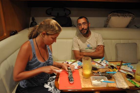 A Ana ajuda a preparar sushis à bordo do Brasil Cristalino, da Lilian e do Eduardo, na Cidade do Panamá